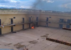 Detentos ateiam fogo em colchões durante princípio de rebelião em presídio de Patos