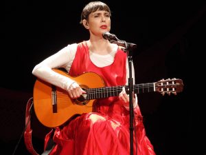 Adriana Calcanhotto apresenta show ‘A Mulher do Pau Brasil’ em João Pessoa