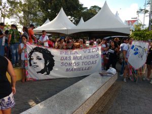 ‘Bloco das Mulheres’ faz protesto pelas ruas centrais de Campina Grande