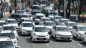 Taxistas e motoristas do transporte escolar protestam no Centro de João Pessoa