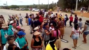 Indígenas interditam trecho da BR-101 durante protesto