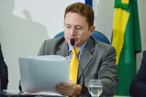 Novo prefeito interino de Patos exonera servidores comissionados para economizar