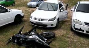 Homem morre após acidente grave entre carro e moto; motorista acaba preso