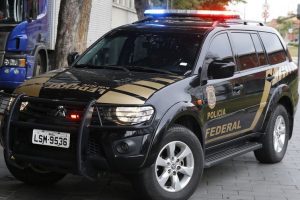 Operação da Polícia Federal combate clonagem de viaturas do Exército e cumpre mandado na Paraíba