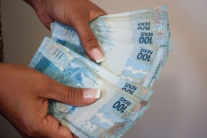 Salário mínimo pode passar a ser de R$ 1.502 em 2025