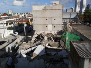 Prédio de cinco andares em construção desaba em João Pessoa