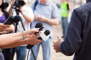 Opinião: partidos e o desespero pela ‘popularidade’ de jornalistas e influenciadores digitais