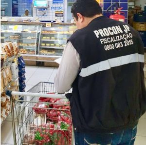 Supermercado é autuado por preços abusivos de produtos, em João Pessoa