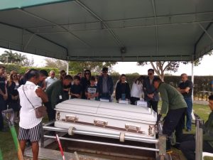 Sob aplausos e homenagens, corpo da escritora Lourdes Ramalho é sepultado