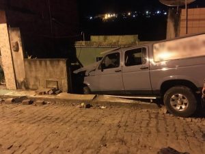 Motorista invade calçada com carro e deixa dois mortos e três feridos em Areia