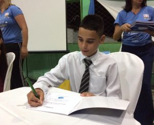 Crianças escrevem livros à mão e realizam noite de autógrafos em escola pública