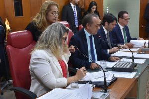 Vereadores aprovam verba extra de R$ 7 mil e extinção de cargos na CMJP