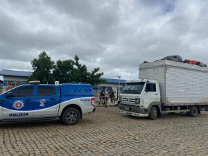 Caminhão que transportava ambulantes de Patos em situação degradante é apreendido na Bahia