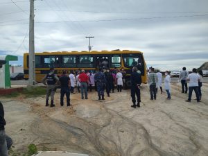 Ambulantes paraibanos que estavam detidos na Bahia chegam a Patos