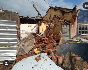 Casa desaba após fortes chuvas em Sousa, no Sertão da Paraíba