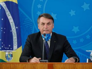Bolsonaro sanciona Lei Aldir Blanc, que garante auxílio para setor cultural