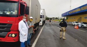 Laboratório da UEPB doa mais de 100 litros de álcool a caminhoneiros em posto da PRF