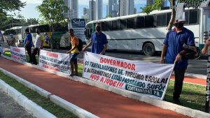 Motoristas escolares e de turismo fazem protesto por ajuda do Governo da PB