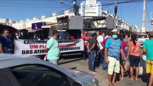 Comerciantes de Patos fazem novo protesto pela reabertura de lojas do comércio e serviços