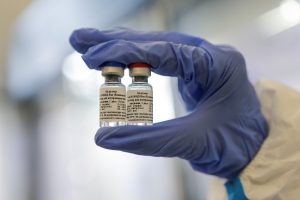Reino Unido anuncia retomada de testes de vacina contra Covid-19