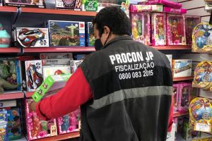 Procon-JP apreende 63 brinquedos e três lojas são autuadas durante fiscalização
