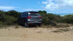 Carro de padre desaparecido é encontrado na praia de Tambaba