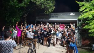 Estudantes da UFPB fazem posse simbólica de vencedora da eleição para reitoria