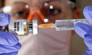Projeto de lei que prevê multa de até R$ 10 mil para ‘fura-filas’ da vacina é aprovado