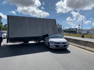 Caminhão tomba sobre carro e provoca congestionamento na BR-230