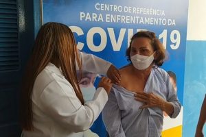 Fora do grupo prioritário, prefeita de Belém é vacinada contra a Covid-19 na cidade