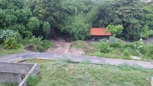 Fortes chuvas em João Pessoa derrubam muro entre Bica e condomínio