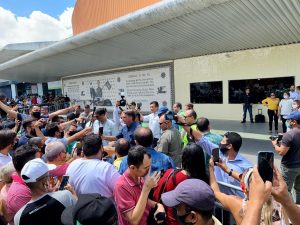 Bolsonaro gastou R$ 10,1 mil para pagar ‘cercadinho’ em Campina Grande e cumprimentar apoiadores