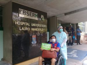 HU de João Pessoa dá alta médica a 16º paciente de Manaus internado com Covid