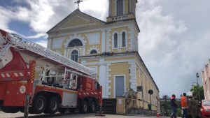 Torre de igreja é danificada por chuvas e local é interditado