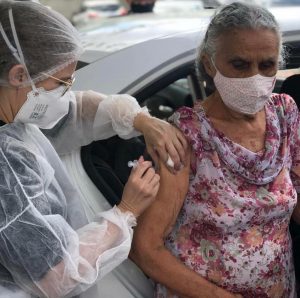 Idosos com mais de 90 anos vão receber 2ª dose da vacina em drive thru, em Campina Grande