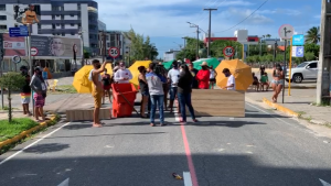 Ambulantes protestam por retorno do trabalho na orla de João Pessoa