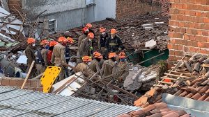 Explosão destrói prédio residencial e deixa mortos e feridos