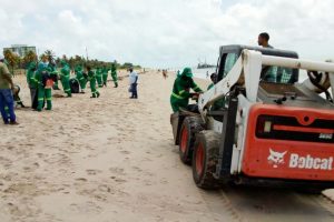 Cerca de 40 toneladas de lixo são recolhidas na faixa de areia de João Pessoa em uma semana