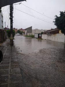 Campina Grande tem trechos de alagamento e inundação em casas após chuvas