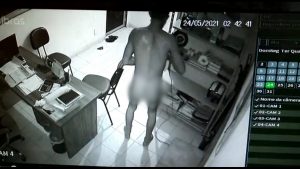 VÍDEO: Homem pelado invade oficina e rouba ferramenta em João Pessoa