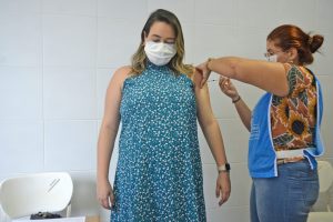 João Pessoa vacina grávidas e puérperas contra Covid-19 e aplica segunda dose