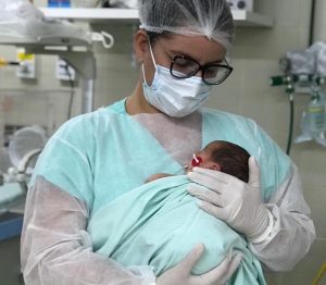 Bebês de mães vítimas de Covid-19 recebem colo de profissionais de saúde