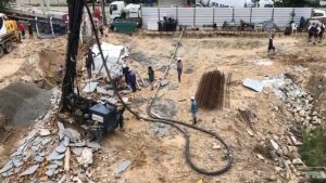 Três trabalhadores ficam feridos após muro em construção desabar, em João Pessoa