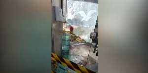 Câmera flagra homem que instalou bomba e explodiu vidraça do Memorial à Bíblia