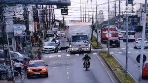 Vídeo mostra motociclista sendo arrastado por caminhão