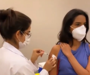 Lucy Alves recebe primeira dose da vacina contra a Covid-19