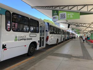 Motoristas de ônibus paralisam atividades e reivindicam salários atrasados em Campina Grande