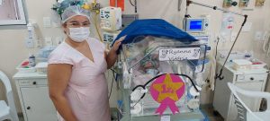 Mãe se emociona com primeiro quilo da filha internada em UTI neonatal na Paraíba
