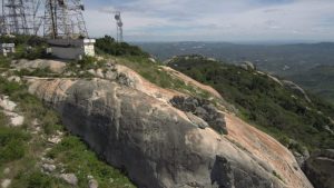 Mulher cai de uma altura de 2 metros no Pico do Jabre, em Matureia