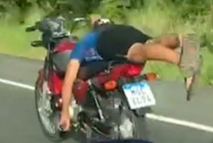 VÍDEO: Dois homens são flagrados deitados em motos em alta velocidade, na BR-230